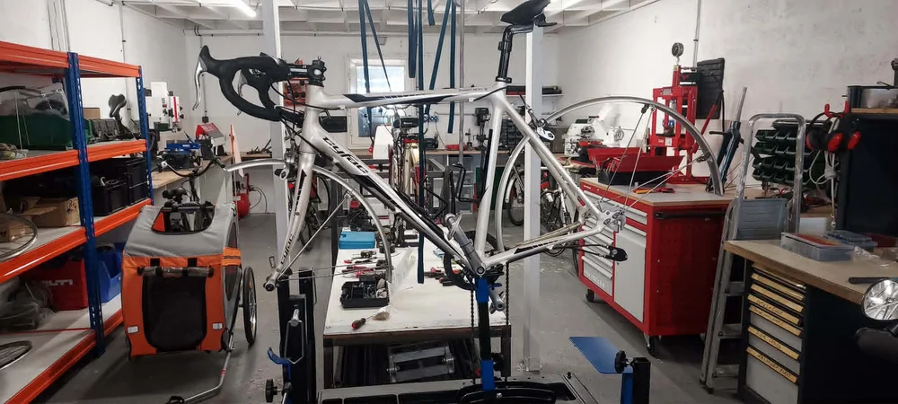 Atelier de réparation DSF Services, vélo sur pied de travail